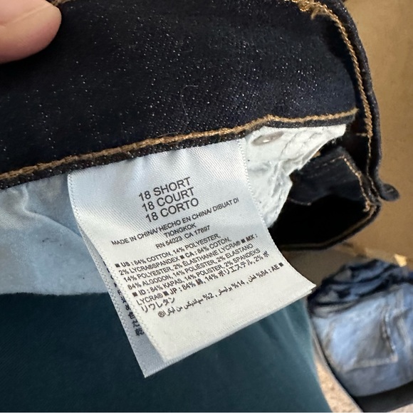 Old Navy | Curvy Super Dark Jeans - Picture 6 of 7